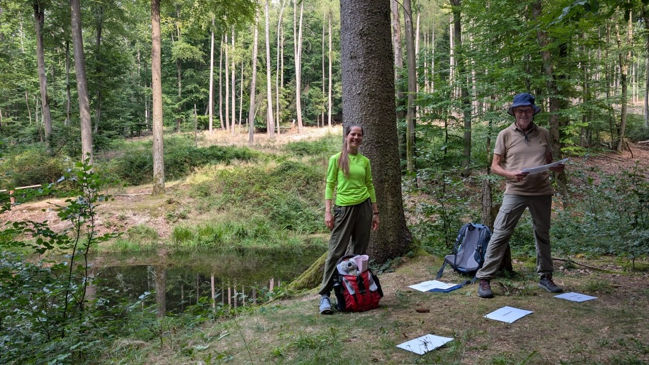 Die beiden Coaches im Wald am Teich